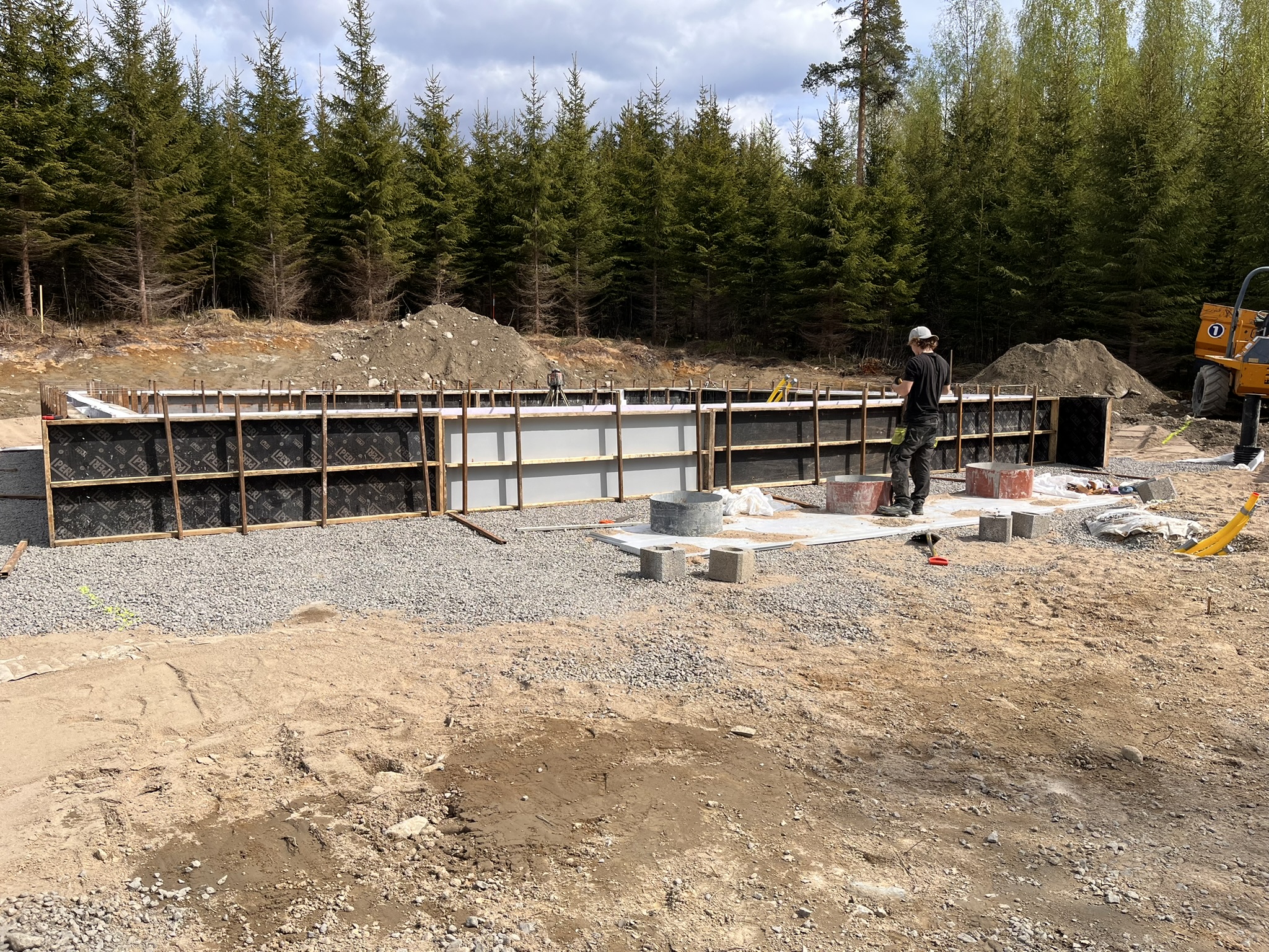 Perustusmuottien valmistelu metsätontilla